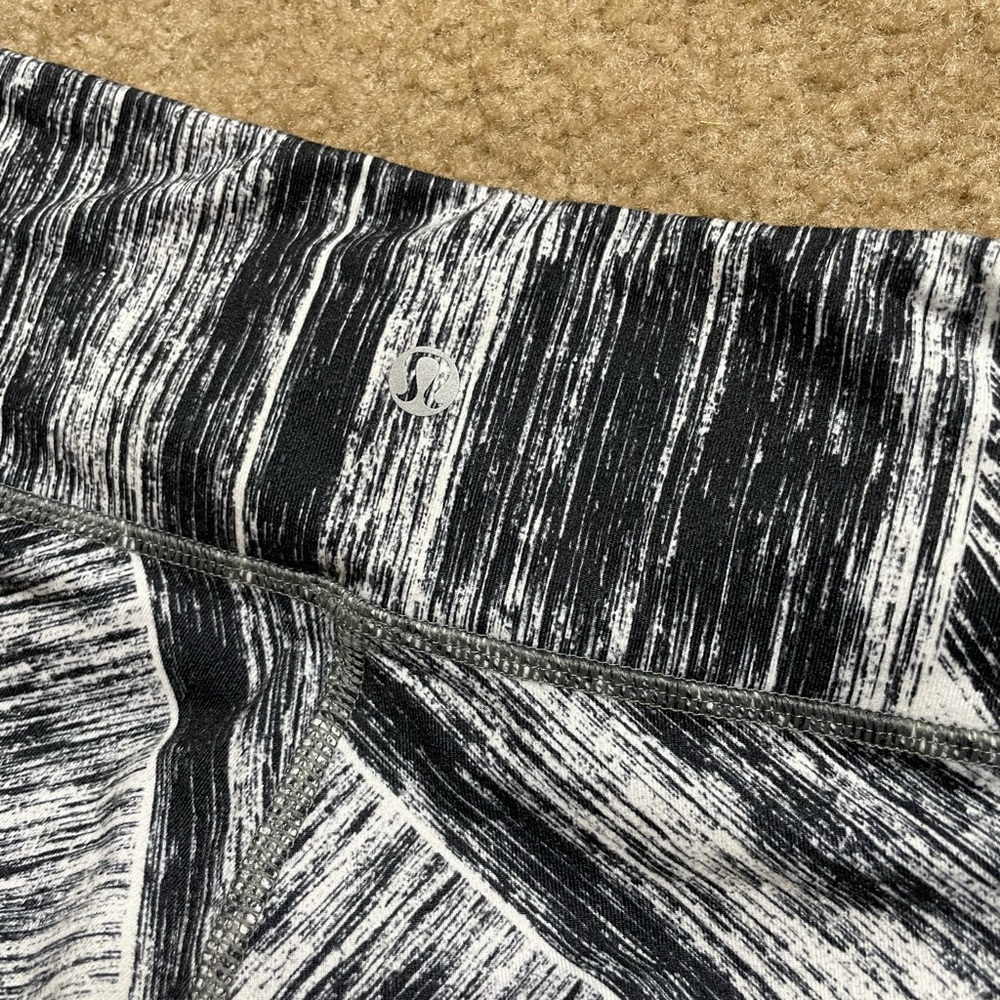 Lululemon athletica black white printed leggings - Picture 3 of 6